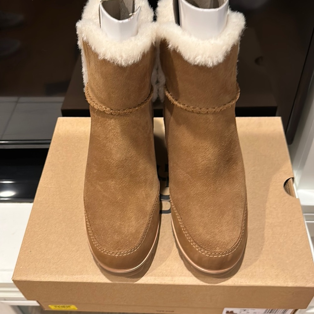UGG short boots size 7 new in box.